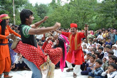 Natrang's Mission Revival Bhand Pather Reaches Tangmarg - Jammu Kashmir ...