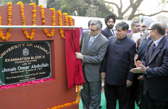 Chief Minister, Omar Abdullah laying foundation stone of Examination Block-II on Monday. —Excelsior/Rakesh