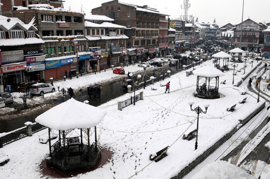 A view of historical business hub of Lal Chowk in Srinagar on Wednesday. -Excelsior/Amin War