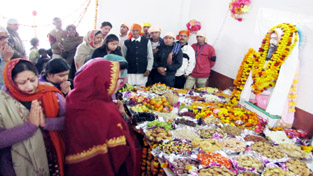 Devotees paying obeisance to Guru Ravi Dass at Jammu on Friday. -Excelsior/Rakesh