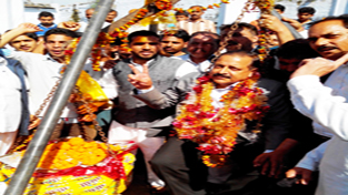 Dr Jitendra Singh being weighed in “Laddoos” by enthusiastic supporters in Kandi Kathua.