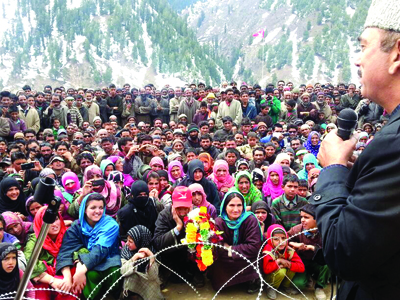 Chief Minister Omar Abdullah addressing an election campaign rally at Wasoora in Pulwama district on Tuesday. -Excelsior/Amin War