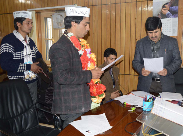 AAP candidate Dr Tanvir Maqbool Dar filing his nomination papers for Lok Sabha seat at Anantnag on Tuesday. —Excelsior/ Sajad Dar