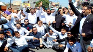 Lawyers protesting against police at Jammu on Monday. -Excelsior/Rakesh