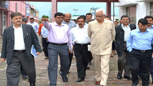 Governor N N Vohra during visit to Yatri Niwas at Bhagwati Nagar, Jammu on Friday.
