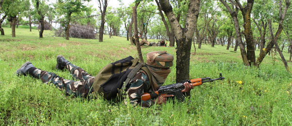 An Army jawan in action during encounter at Chadoora in Budgam on Monday. —Excelsior/Younis Khaliq