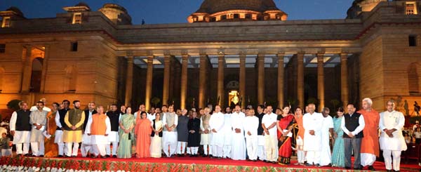 President Pranab Mukherjee,Vice President Hamid Ansari and Prime Minister Narendra Modi pose for a photograph with the members of the new Cabinet during the swearing in ceremony at Rashtrapati Bhavan in New Delhi on Monday.(UNI)