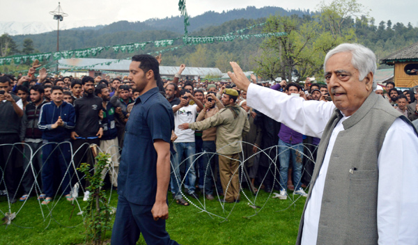 PDP patron Mufti Mohammad Sayeed waves towards party workers during an election rally on Friday. —Excelsior/Amin War