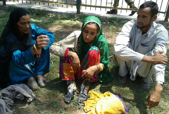 Tortured Tazeem Akhtar showing her acid-wounds on feet. Her parents are also seen in the picture.