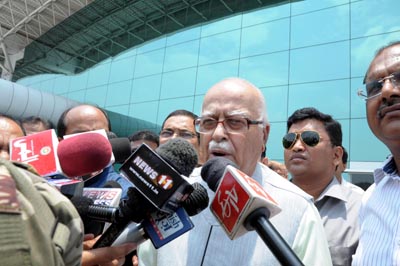 Senior BJP leader Lal Krishna Advani talks to media persons upon his arrival at Birsa Munda Airport in Ranchi, Jharkhand on Tuesday. (UNI )