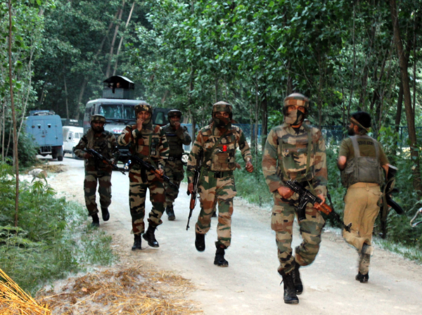 Troops rush towards encounter site at Reshipora in Pulwama on Sunday ...