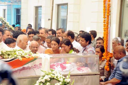 RSS supremo Mohan Bhagwat consoling family members of Gopinath Munde after paying tribute to the mortal remains of Munde who passed away in New Delhi on Tuesday morning following a road accident.(UNI)