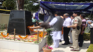 Dignitaries paying homage to Brig Rajinder Singh on his Birth Anniversary at village Rajinder Pura in Samba.