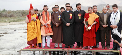 Minister for ULBs Nawang Rigzin Jora, CEC Rigzin Spalbar and religious heads performing prayer during Singhey Khababs Sindhu Festival at Shey Manla Sindhu Ghat.