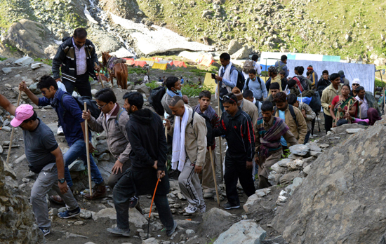 Pilgrims mounting on Pissu Top on way to holy cave of Swami Amarnath Ji on Monday. —Excelsior/ Sajjad Dar