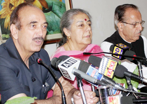 Former Union Health Minister Ghulam Nabi Azad, flanked by AICC general secretary Ambika Soni & PCC chief Prof Saif-ud-Din Soz addressing press conference in Jammu on Sunday. -Excelsior/Rakesh