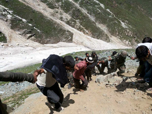 Locals, police and Army jointly retrieving body of an accident victim from a gorge at Kamrazi Morh Potato Farm near Sinthan Top in district Kishtwar on Tuesday. -Excelsior/Tilak Raj