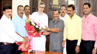 Office bearers of Jammu Chamber of Commerce and Industries posing with Chief Minister Omar Abdullah.