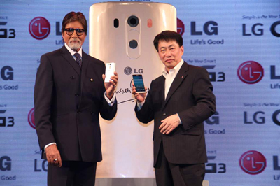 Amitabh Bachchan and Soon Kwon unveiling LG G3 smartphone.