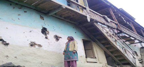 A woman watches damage caused to her house with Pakistani’s mortar shelling on the LoC in Poonch sector on Sunday. Another pic on page 7. —Excelsior/Harbhajan
