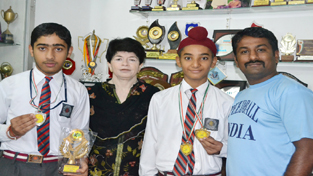 The students of S D Tara Puri High School who brought laurels to the Institution by winning medals in International Speedball Championship, posing for a photograph along with School Principal, Neeru Puri. The medal winners included Gurmanjeet Singh of class 8th (gold), Aryan Kangotra of the same class (silver) and Ankit Sharma (silver). The Principal of the School and Vice Principal, Saroj Goel congratulated the students and their coach, Sunny Nanda for this splendid achievement.