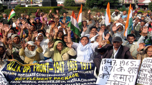Displaced persons protesting against Govt during rally at ‘Mirpur Samarak’, Maheshpura Chowk in Jammu on Monday. — Excelsior/ Rakesh