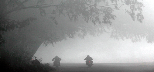 Bikers brave dense fog in Jammu on Friday morning. — Excelsior/Rakesh