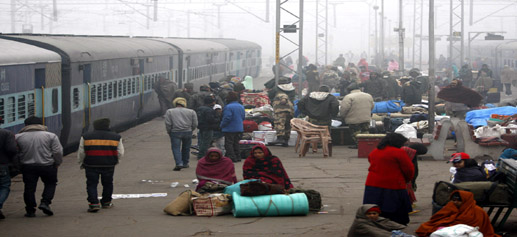 Huge rush of passengers at Jammu Railway Station as trains were delayed due to fog on Monday. —Excelsior/Rakesh