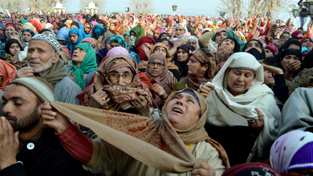 Muslim community offering prayers at Hazratbal Shrine, Srinagar on Sunday. —Excelsior/Amin War