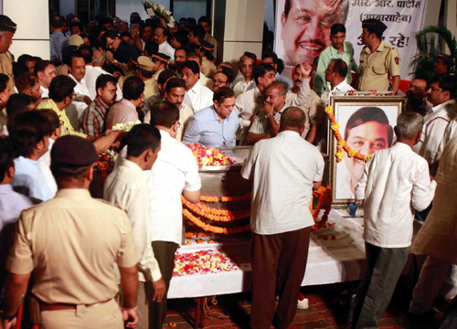 Locals, party workers and party leaders pay their last respects to former Maharashtra Deputy Chief Minister and Nationalist Congress Party (NCP) leader R R Patil in Mumbai on Monday. (UNI)