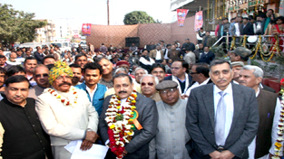 Union Minister Dr Jitendra Singh being given a rousing welcome by the "Uttar Pradesh Civil Pensioners' Association" on his arrival at Agra on Monday.