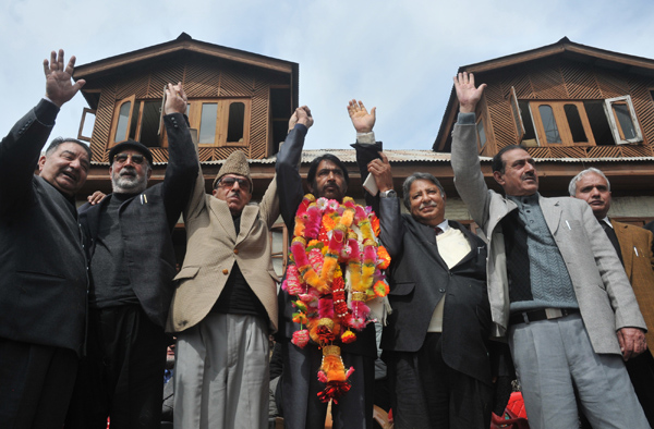 Newly appointed PCC chief Ghulam Ahmad Mir with former Congress chief Prof. Saif-ud-Din Soz and senior party leaders joining hands during a rally at Party office in Srinagar on Saturday. —Excelsior/Amin War