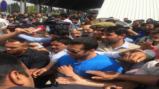 Bollywood superstar Salman Khan being welcomed by Kashmiri fans on his arrival at Srinagar on Saturday. -Excelsior / Amin War