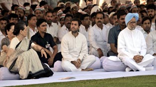 Congress President Sonia Gandhi, Former Prime Minister Manmohan Singh, Congress Vice President Rahul Gandhi and others attending a prayer meeting after paying tribute to former Prime Minister Rajiv Gandhi on his 24th martyrdom anniversary at Vir Bhoomi in New Delhi on Thursday. (UNI )