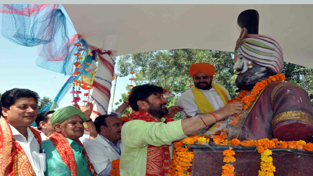 Minister for Health, Ch Lal Singh garlanding the bust of Maharaja Gulab Singh at Jammu on Wednesday.