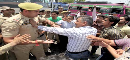 AIIMS Coordination Committee members clashing with police at Tawi bridge on Tuesday. -Excelsior/Rakesh