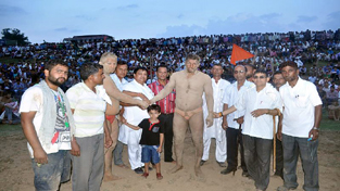 Dignitaries complimenting wrestlers during contest at Billawar in district Kathua on Tuesday.