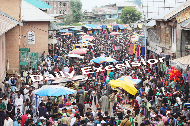 Heavy Eid rush in south kashmirs apple town Shopian –Photo :Younis Khaliq