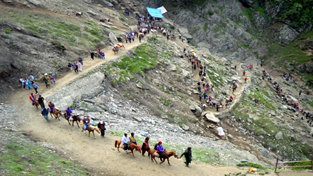 Amarnath yatris on their way to holy cave near Pissotop on Thursday. -Excelsior/Sajad Dar