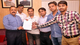 A deputation of "Prasar Bharati" Contractual Employees handing over a memorandum to Union Minister Dr Jitendra Singh at New Delhi .