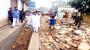 Former Minister Raman Bhalla visiting flood affected areas of Gandhi Nagar Constituency on Thursday.