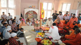 Head Priest Mahant Deependra Giri along with Deputy Chief Minister Nirmal Singh and others performing Puja of Holy Mace of Lord Shiva at Dashnami Akhara temple in Srinagar on Wednesday. -Excelsior/ Amin War