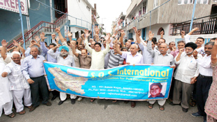 PoK DPs raising slogans during protest at Jammu on Sunday. —Excelsior/Rakesh