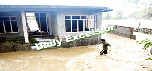 Residents flee from their houses in Laisoo Domhall area in Kashmir, which were damaged due to floods caused by incessant rains yesterday. Excelsior: Sajad Dar