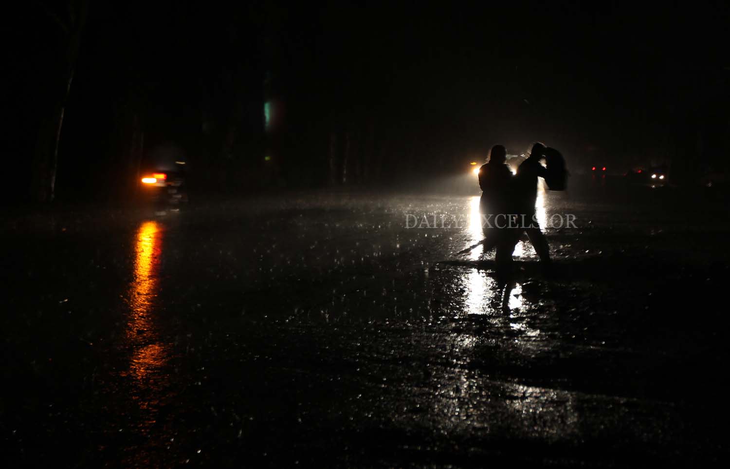 Commuters dash across the road as the sky turned dark during the morning in Jammu on October 14, 2015. Excelsior/Rakesh