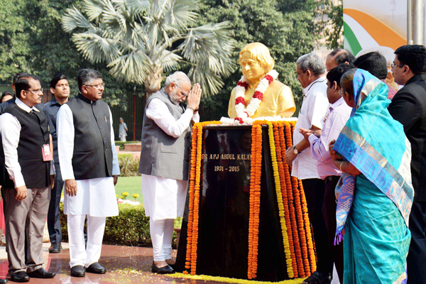 Prime Minister Narendra Modi(3rd L) paying tribute to former President APJ Abdul Kalam after unveiling the bust of Dr Kalam on the occasion of his Birth Anniversary, at DRDO Bhavan in New Delhi on Thursday. (UNI )