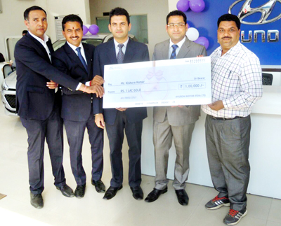 Hyundai representative Abhinav & dealer Rajinder handing over ‘Gold Offer’ cheque to winner Kishore Kumar at Mandi in Himachal.