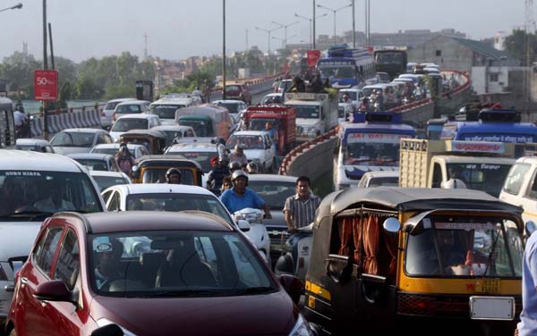 Huge traffic jam on a Jammu city road. —Excelsior/Rakesh