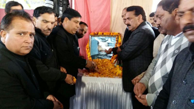 People paying tributes to Yash Pal Khajuria on his 4th death anniversary at Udhampur.