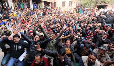 Daily rated, ITI trained and CP workers of PHE staging protest in Jammu on Thursday. —Excelsior/ Rakesh